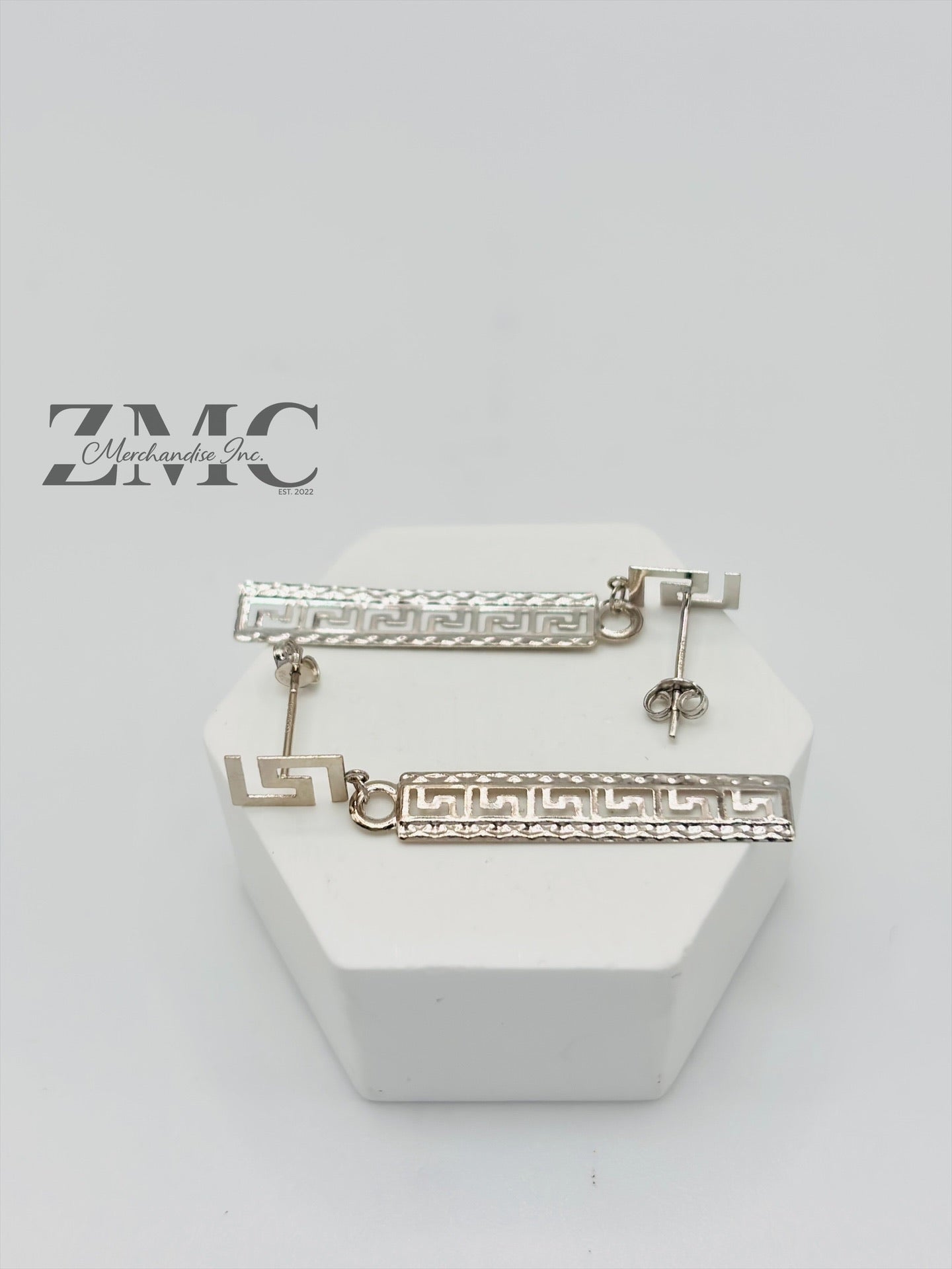 18K White Gold Dangling Earrings