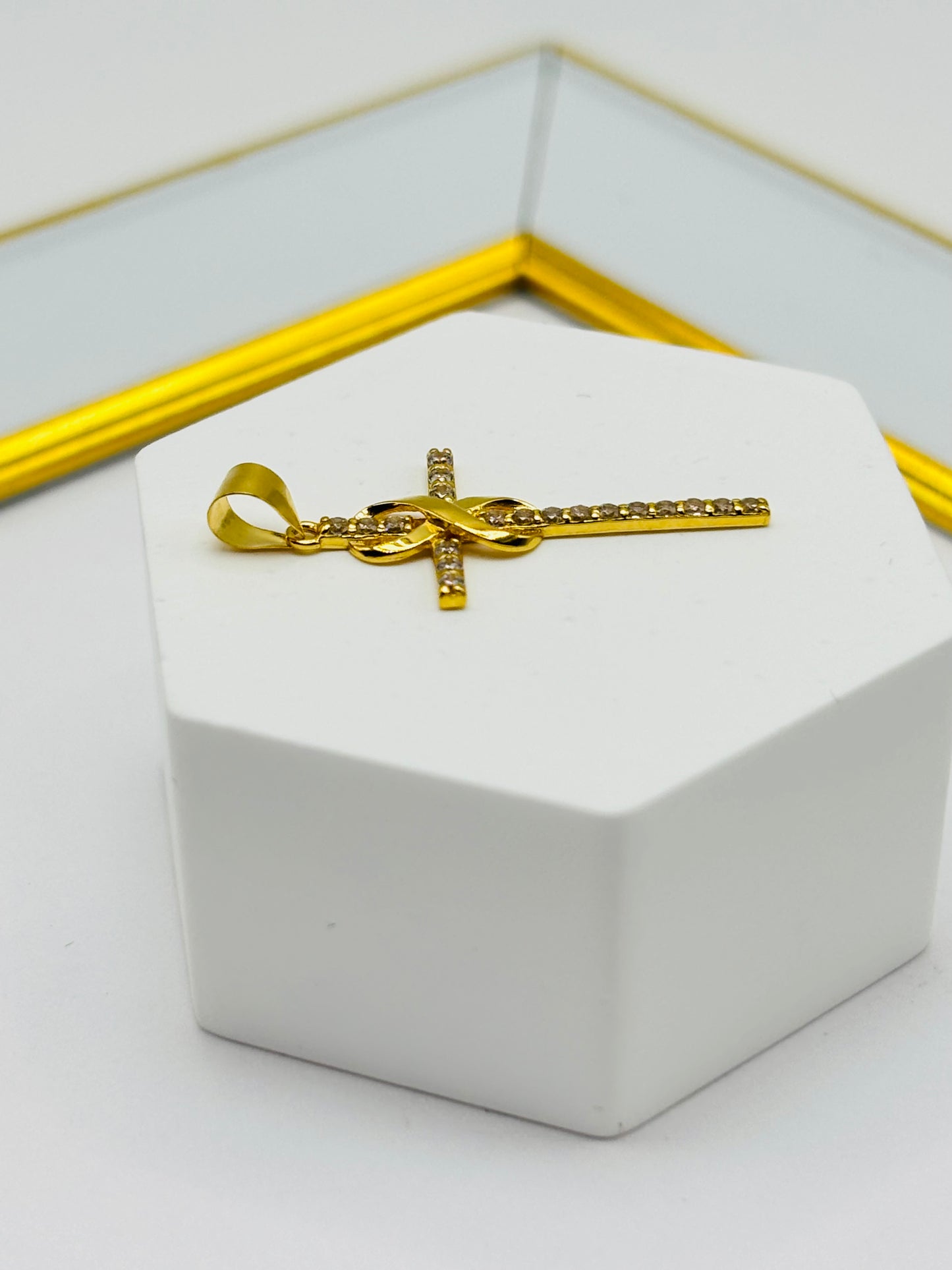 18K Gold Cross Pendant Stone