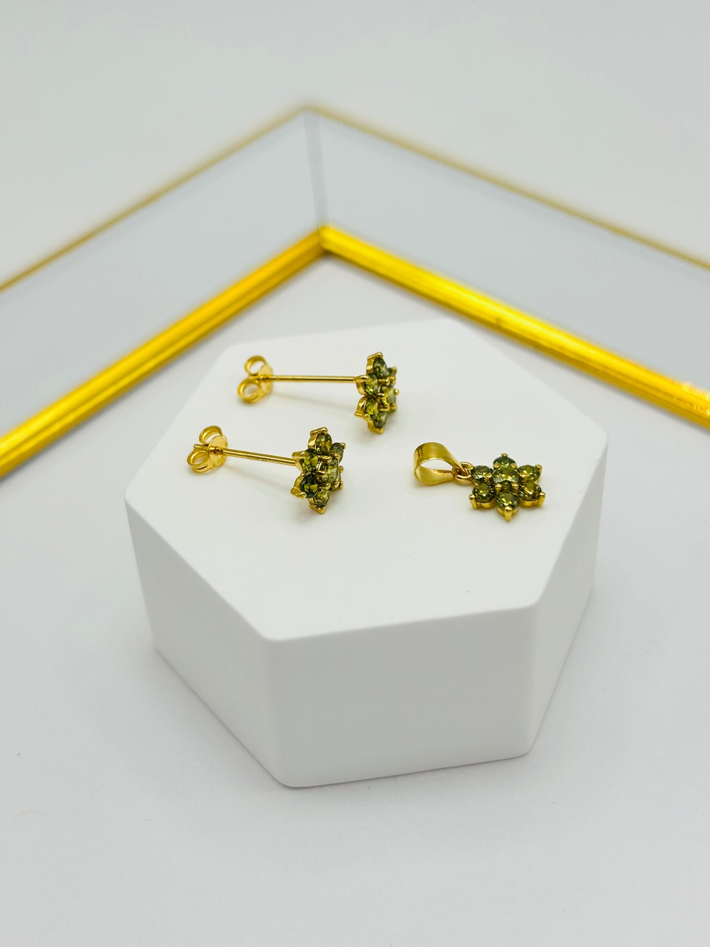 18K Gold Flower Stone Earrings and Pendant Set (Green)