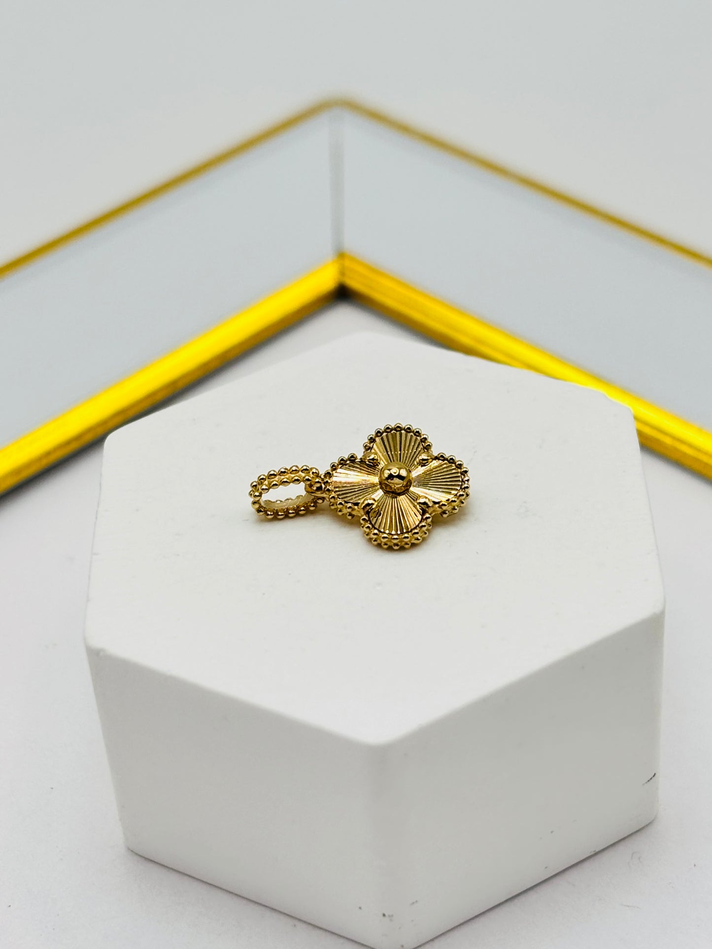 18K Gold Clover Pendant 8.4 mm