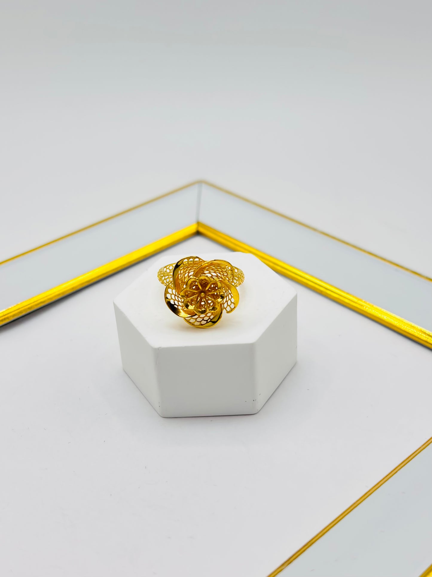 18K Gold Flower Ring
