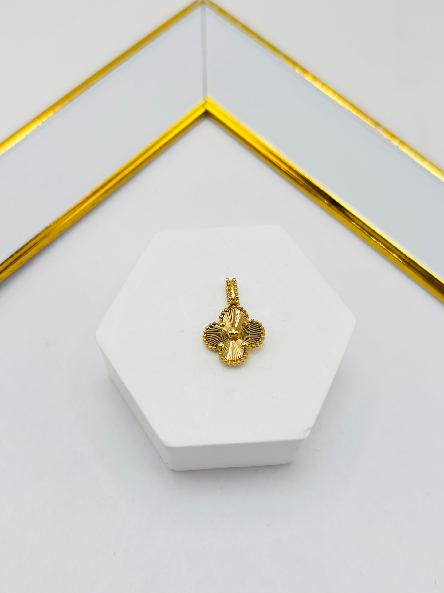 18K Gold Clover Pendant 8.4 mm