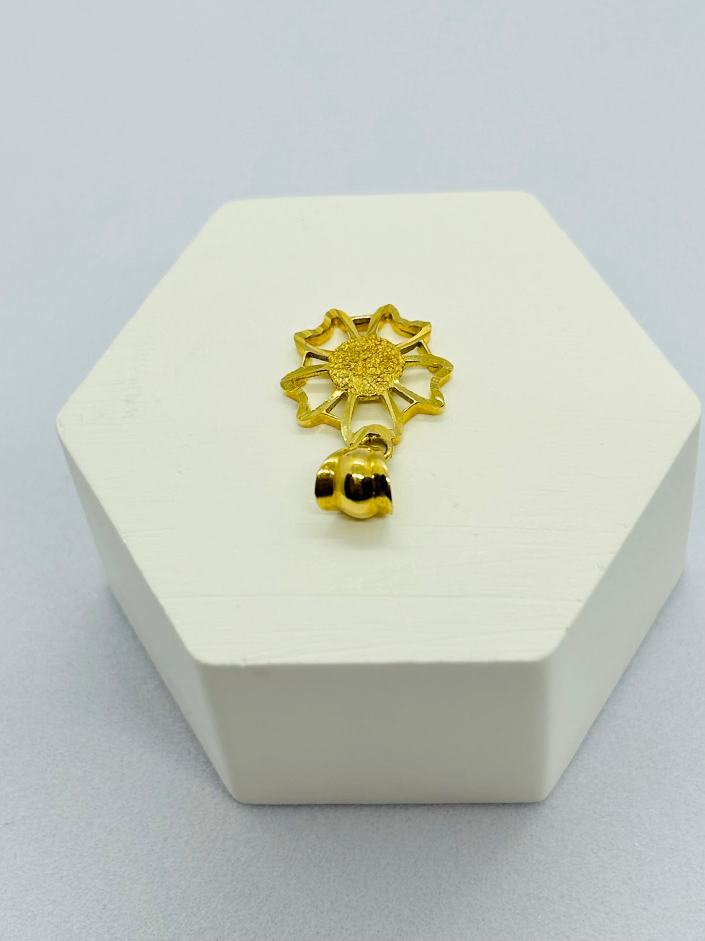 18K Gold Flower Pendant