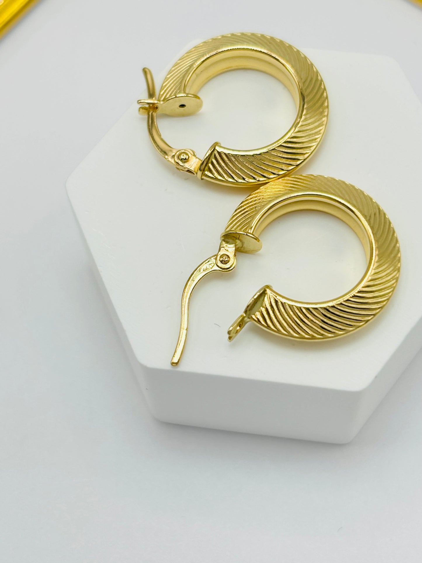 18K Gold Line Loop Earrings